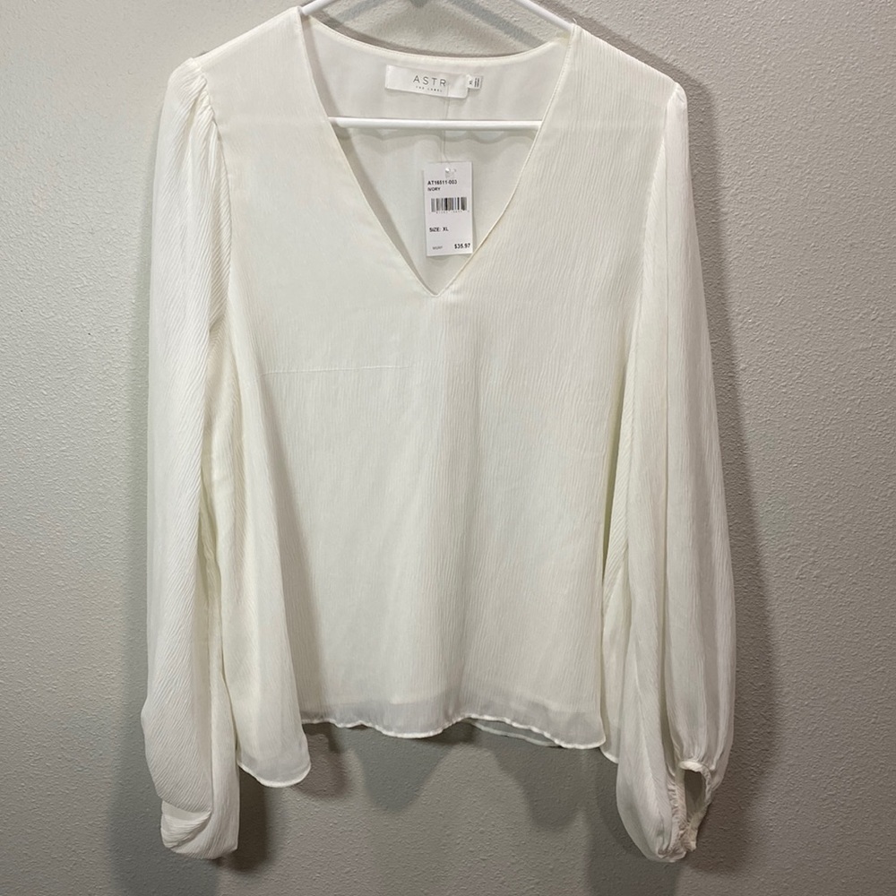 5 for $25 ASTR the Label v neck blouse long‎ sleeve blouse white